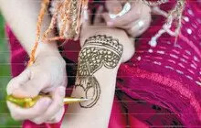 草本海娜(Henna)粉末用作染发剂已有4,000年历史。